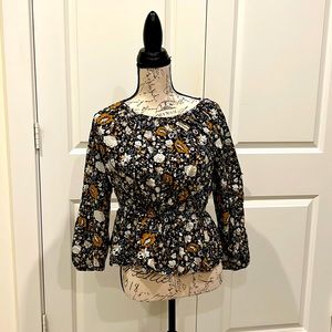 Universal Thread peasant top in great condition!